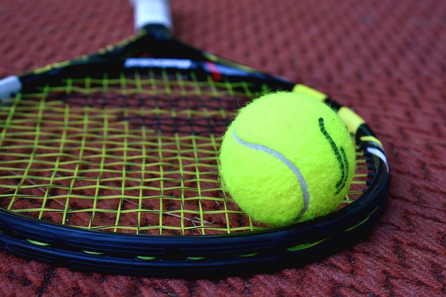 テニスラケットの寿命ってどのくらい 買い替えのサイン 東京でインドアテニスを楽しむなら