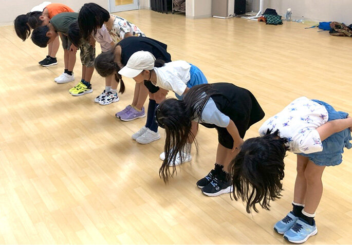 あいさつや礼儀を学び、お辞儀をする子どもたち