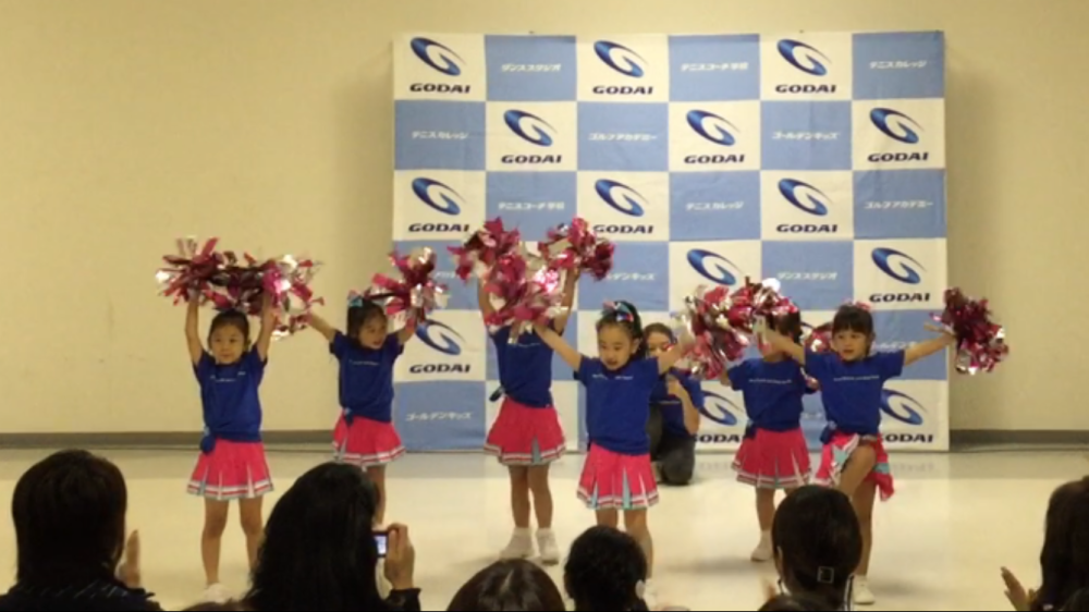 チアリーディングのレッスン風景