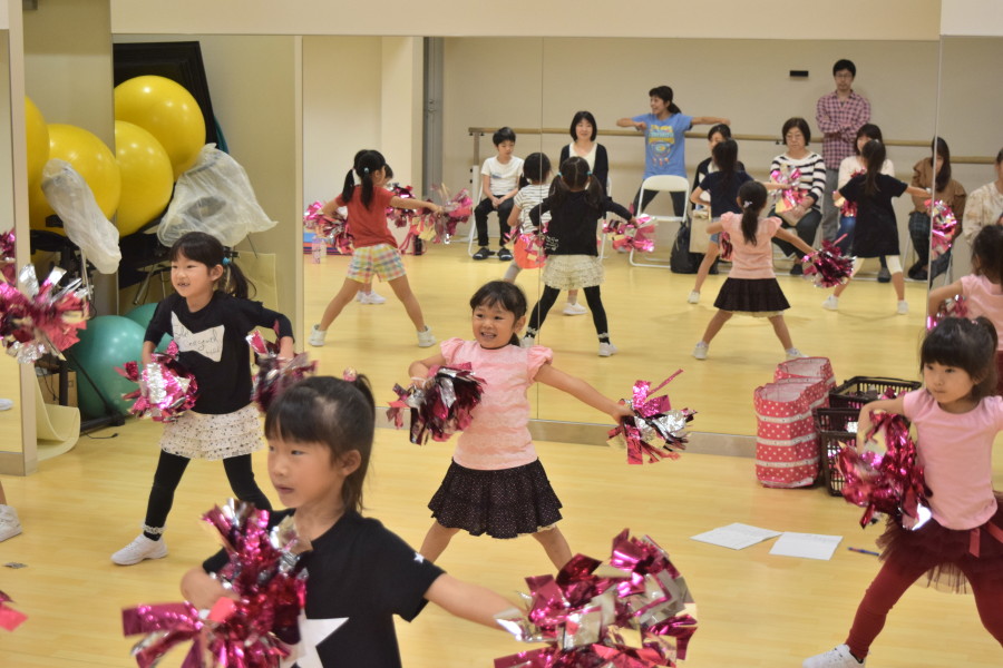 チアリーディングのレッスン風景