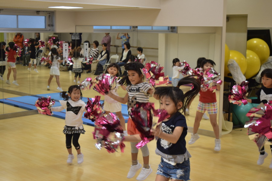 チアリーディングのレッスン風景