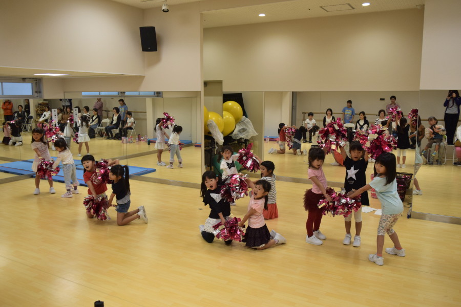 チアリーディングのレッスン風景