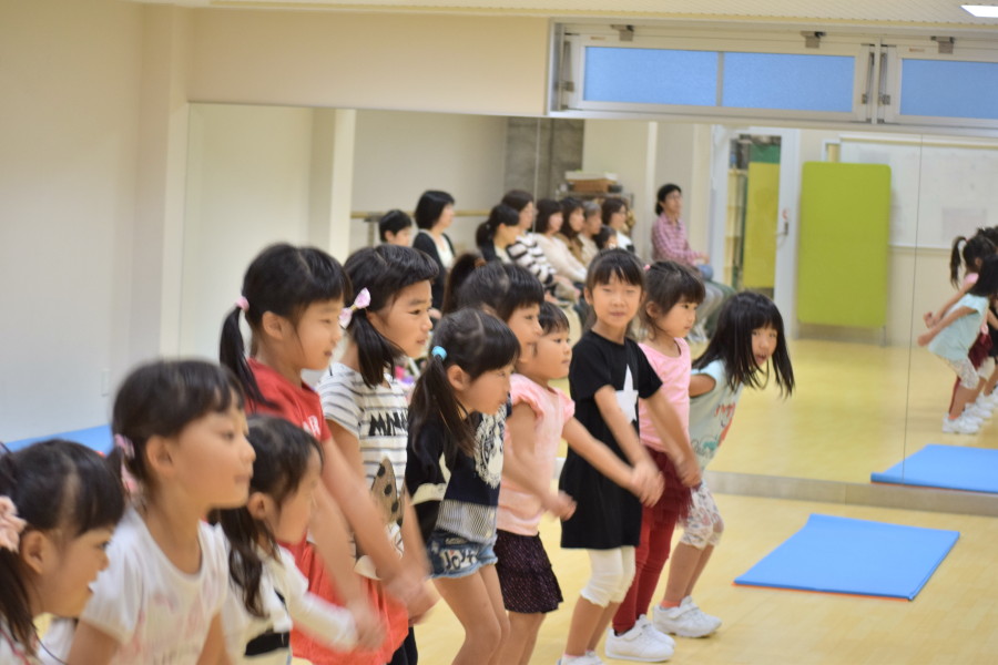 チアリーディングのレッスン風景