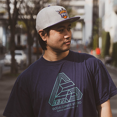 白いニット帽とデニムジャケットを着たインストラクター