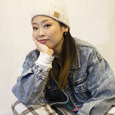 黒いニット帽とストライプのシャツを着たインストラクター