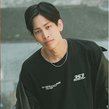 レザージャケットを着たインストラクター