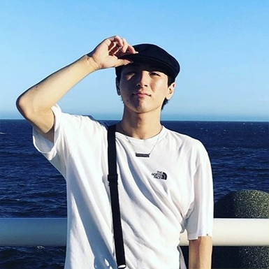 GODAI DANCE STUDIO のTシャツを着たインストラクター