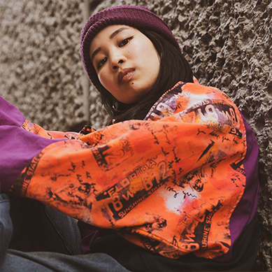 白いパーカーを着たインストラクター