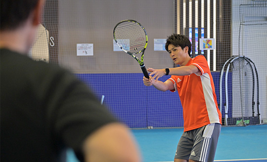 テニスをする男性