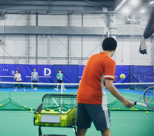 テニスをする男性