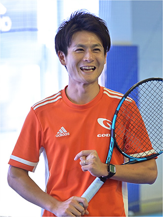 テニスをする男性