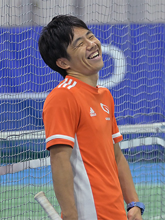 テニスをする男性