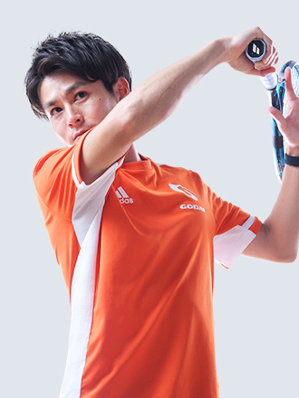 テニスをする男性