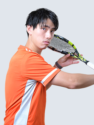 テニスをする男性