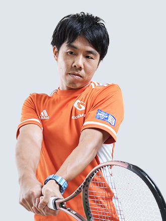 テニスをする男性