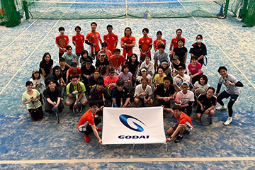 テニスをする男性