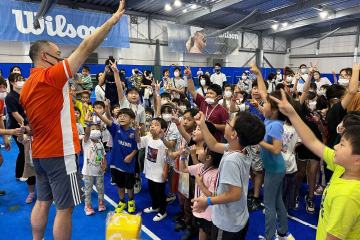 テニスをする男性