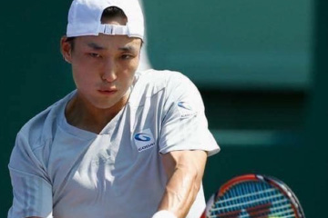 テニスをする男性