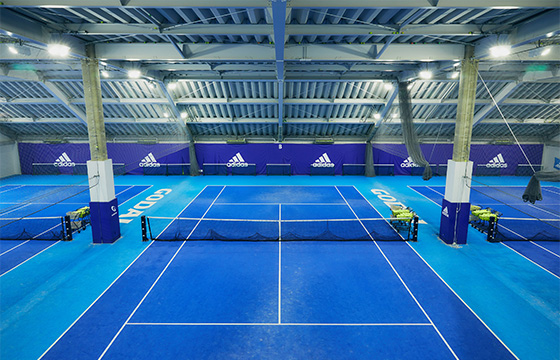 テニスをする男性