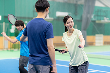 テニスをする男性