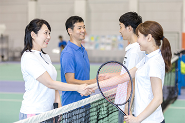 テニスをする男性