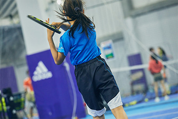 テニスをする男性