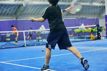 テニスをする男性