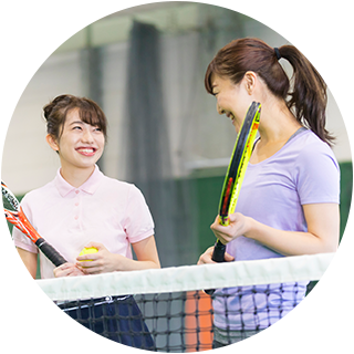 テニスをする男性