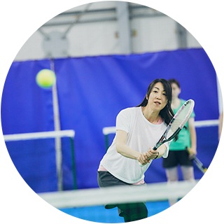 テニスをする男性