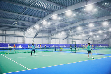 テニスをする男性