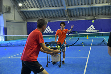 テニスをする男性