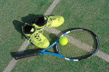 テニスをする男性