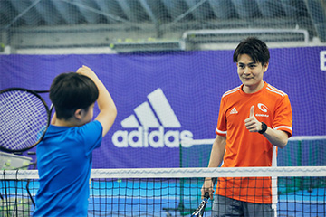 テニスをする男性