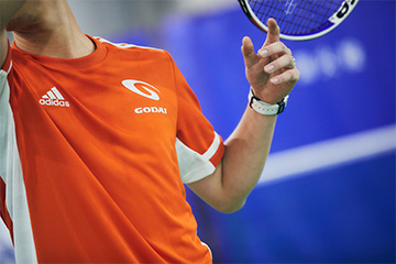 テニスをする男性